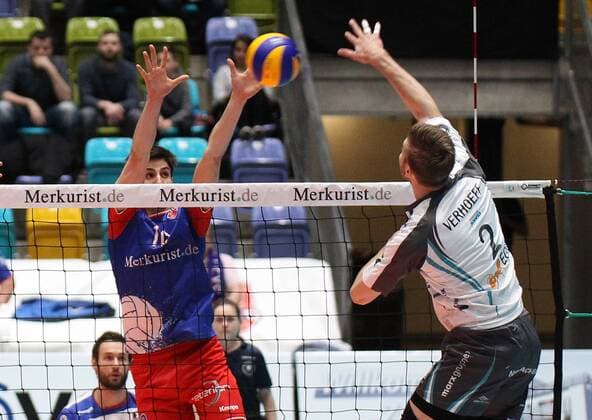 26.02.2017, xilx, Volleyball 1.Bundesliga Herren, Volleyball Herren,United Volleys - SWD powervolleys Düren, emspor, v.l. Kampf am Netz Moritz Reichert (United Volleys Rhein-Main) gegen Rudy Verhoeff (SWD powervolleys Dueren) Frankfurt am Main