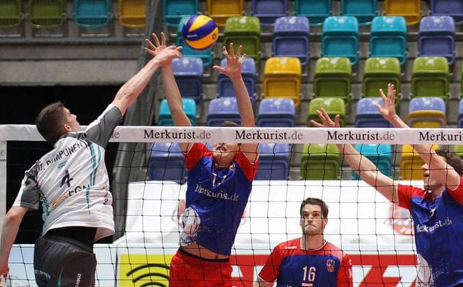26.02.2017, xilx, Volleyball 1.Bundesliga Herren, Volleyball Herren,United Volleys - SWD powervolleys Düren, emspor, v.l. Am Netz Tomi Rumpunen (SWD powervolleys Dueren) gegen Peter Wolf (United Volleys Rhein-Main) und Lukas Bauer (United Volleys Rhein-Main) Frankfurt am Main