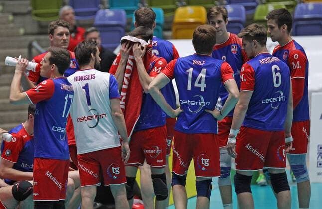 26.02.2017, xilx, Volleyball 1.Bundesliga Herren, Volleyball Herren,United Volleys - SWD powervolleys Düren, emspor, v.l. Trinkpause Jan Zimmermann (United Volleys Rhein-Main), Florian Ringseis (United Volleys Rhein-Main), Peter Wolf (United Volleys Rhein-Main), Adrian Aciobanitei (United Volleys Rhein-Main) Frankfurt am Main