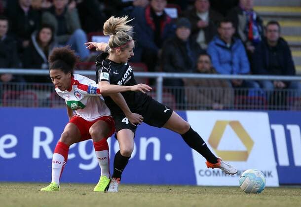 v.li.: Eseosa Aigbogun (1. FFC Turbine Potsdam) im Zweikampf, Duell, duel, tackle mit Kathrin Hendrich (1. FFC Frankfurt), Fussball, Allianz Frauen-Bundesliga, 1. FFC Frankfurt - 1. FFC Turbine Potsdam, xfsx