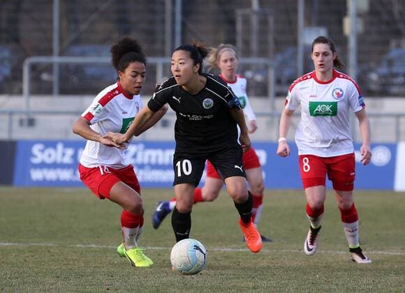 v.li.: Eseosa Aigbogun (1. FFC Turbine Potsdam) im Zweikampf, Duell, duel, tackle mit Yuki Nagasato (1. FFC Frankfurt), Wibke Meister (1. FFC Turbine Potsdam), Fussball, Allianz Frauen-Bundesliga, 1. FFC Frankfurt - 1. FFC Turbine Potsdam, xfsx