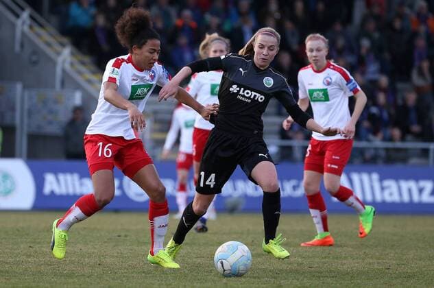 v.li.: Eseosa Aigbogun (1. FFC Turbine Potsdam) im Zweikampf, Duell, duel, tackle mit Jackie Groenen (1. FFC Frankfurt), Fussball, Allianz Frauen-Bundesliga, 1. FFC Frankfurt - 1. FFC Turbine Potsdam, xfsx