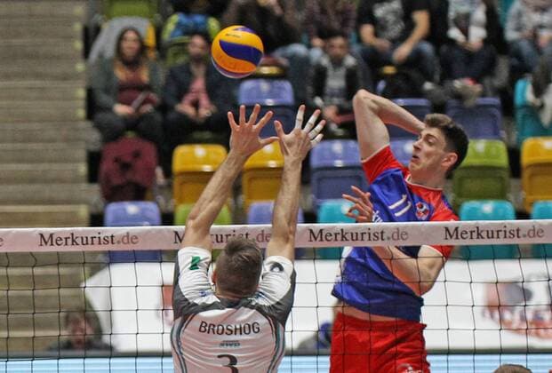 26.02.2017, xilx, Volleyball 1.Bundesliga Herren, Volleyball Herren,United Volleys - SWD powervolleys Düren, emspor, v.l. Kampf am Netz zwischen Tobias Krick (United Volleys Rhein-Main) und Tim Broshog (SWD powervolleys Dueren) mit Ruecken zur Kamera Frankfurt am Main