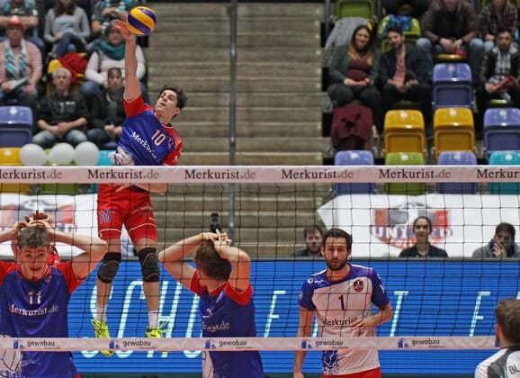 26.02.2017, xilx, Volleyball 1.Bundesliga Herren, Volleyball Herren,United Volleys - SWD powervolleys Düren, emspor, v.l. Aufschlag von Moritz Reichert (United Volleys Rhein-Main) am Netz stehen Tobias Krick (United Volleys Rhein-Main) und Florian Ringseis (United Volleys Rhein-Main) Frankfurt am Main