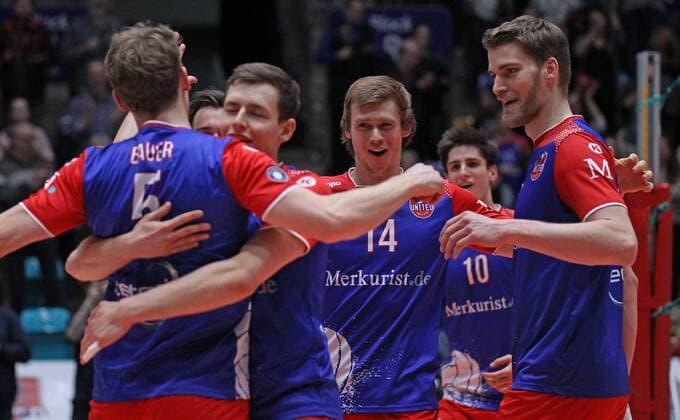 26.02.2017, xilx, Volleyball 1.Bundesliga Herren, Volleyball Herren,United Volleys - SWD powervolleys Düren, emspor, v.l. Jubel nah Lukas Bauer (United Volleys Rhein-Main), Jan Zimmermann (United Volleys Rhein-Main), Peter Wolf (United Volleys Rhein-Main) und Jan Zimmermann (United Volleys Rhein-Main) Frankfurt am Main