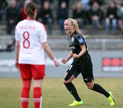 Bilder des Tages - SPORT v.li.: Wibke Meister (1. FFC Turbine Potsdam) enttäuscht schauend, Enttäuschung, disappointed, Mandy Islacker (1. FFC Frankfurt) mit Torjubel, celebrate the goal, goal celebration, Jubel über das Tor 1:0 , Fussball, Allianz Frauen-Bundesliga, 1. FFC Frankfurt - 1. FFC Turbine Potsdam, xmrx
