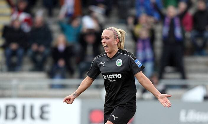 v.li.: Mandy Islacker (1. FFC Frankfurt) mit Torjubel, celebrate the goal, goal celebration, Jubel über das Tor 1:0 , Fussball, Allianz Frauen-Bundesliga, 1. FFC Frankfurt - 1. FFC Turbine Potsdam, xmrx