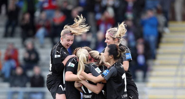 v.li.: Mandy Islacker (1. FFC Frankfurt) mit Torjubel, celebrate the goal, goal celebration, Jubel über das Tor 1:0 , Fussball, Allianz Frauen-Bundesliga, 1. FFC Frankfurt - 1. FFC Turbine Potsdam, xmrx