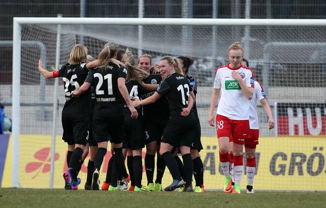 v.li.: Frankfurter Spielerinnen mit Torjubel, celebrate the goal, goal celebration, Jubel über das Tor zum 1:0 durch Mandy Islacker (1. FFC Frankfurt), Laura Lindner (1. FFC Turbine Potsdam) enttäuscht schauend, Enttäuschung, disappointed, Fussball, Allianz Frauen-Bundesliga, 1. FFC Frankfurt - 1. FFC Turbine Potsdam, xfsx