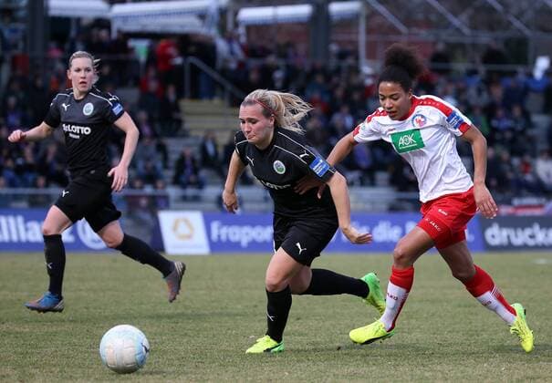 v.li.: Marith Prießen (1. FFC Frankfurt), Laura Störzel (1. FFC Frankfurt) im Zweikampf, Duell, duel, tackle mit Eseosa Aigbogun (1. FFC Turbine Potsdam), Fussball, Allianz Frauen-Bundesliga, 1. FFC Frankfurt - 1. FFC Turbine Potsdam, xfsx