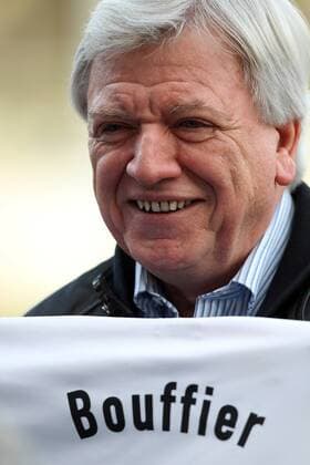 Bilder des Tages - SPORT v.li.: Volker Bouffier (Ministerpräsident vom Land Hessen) bekommt ein Triktot vom 1. FFC Frankfurt geschenkt , Fussball, Allianz Frauen-Bundesliga, 1. FFC Frankfurt - 1. FFC Turbine Potsdam, xmrx