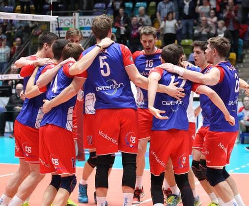 26.02.2017, xilx, Volleyball 1.Bundesliga Herren, Volleyball Herren,United Volleys - SWD powervolleys Düren, emspor, v.l. Siegeskreis nach dem Sieg Mannschaft United Volleys Rhein-Main, Lukas Bauer (United Volleys Rhein-Main), Jan Zimmermann (United Volleys Rhein-Main), Christian Duennes (United Volleys Rhein-Main), Adrian Aciobanitei (United Volleys Rhein-Main) Frankfurt am Main