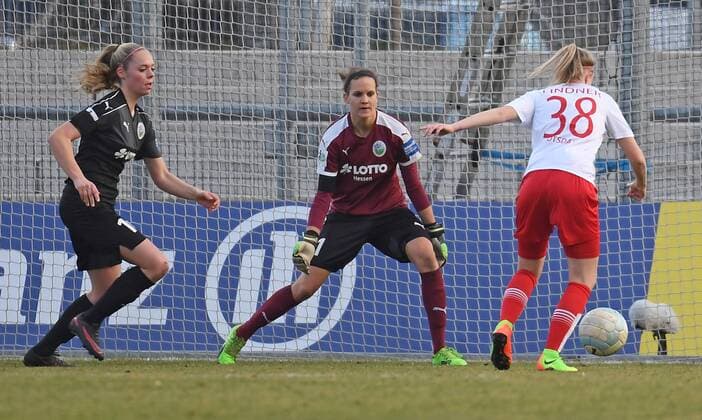 26.02.2017, xblx, Fussball 1.Bundesliga Damen, 1.FFC Frankfurt - Turbine Potsdam, emspor v.l. Janina Hechler (1.FFC Frankfurt), Desiree Schumann (1.FFC Frankfurt), Laura Lindner (Turbine Potsdam) Frankfurt am Main