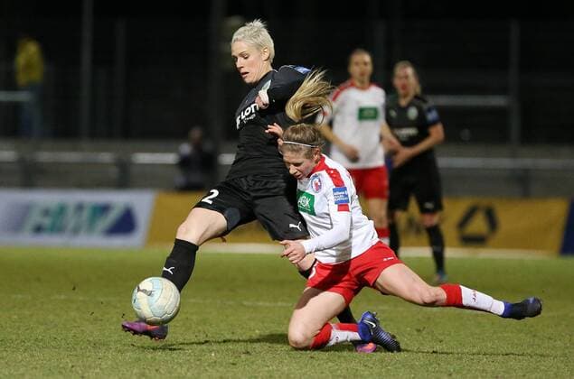 v.li.: Sophie Schmidt (1. FFC Frankfurt) im Zweikampf, Duell, duel, tackle mit Elise Kellond-Knight (1. FFC Turbine Potsdam), Fussball, Allianz Frauen-Bundesliga, 1. FFC Frankfurt - 1. FFC Turbine Potsdam, xfsx