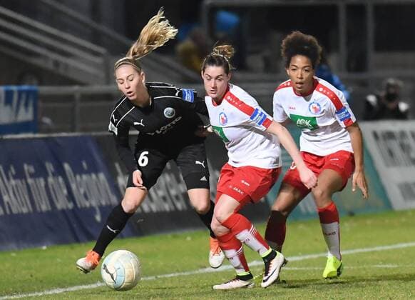 26.02.2017, xblx, Fussball 1.Bundesliga Damen, 1.FFC Frankfurt - Turbine Potsdam, emspor v.l. Saskia Matheis (1.FFC Frankfurt), Wibke Meister (Turbine Potsdam), Eseosa Aigbogun (Turbine Potsdam) Frankfurt am Main