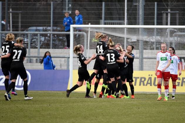 26.02.3017 Frankfurt am Main, Allianz Frauen-Bundesliga Saison 2016 2017 1. FFC Frankfurt gegen Turbine Potsdam Torjubel beim FFC Frankfurt nach dem Tor von Mandy Islacker (FFC Frankfurt)