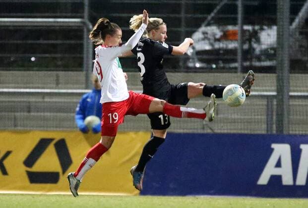 v.li.: Felicitas Rauch (1. FFC Turbine Potsdam) im Zweikampf, Duell, duel, tackle mit Marith Prießen (1. FFC Frankfurt), Fussball, Allianz Frauen-Bundesliga, 1. FFC Frankfurt - 1. FFC Turbine Potsdam, xfsx