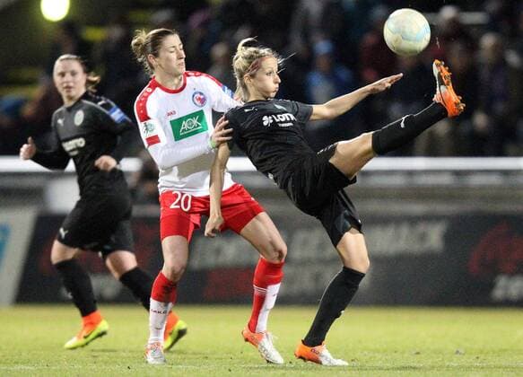 v.li.: Bianca Schmidt (1. FFC Turbine Potsdam) gegen Kathrin Hendrich (1. FFC Frankfurt) im Zweikampf, Duell, duel, tackle, Aktion, Action , Fussball, Allianz Frauen-Bundesliga, 1. FFC Frankfurt - 1. FFC Turbine Potsdam, xmrx
