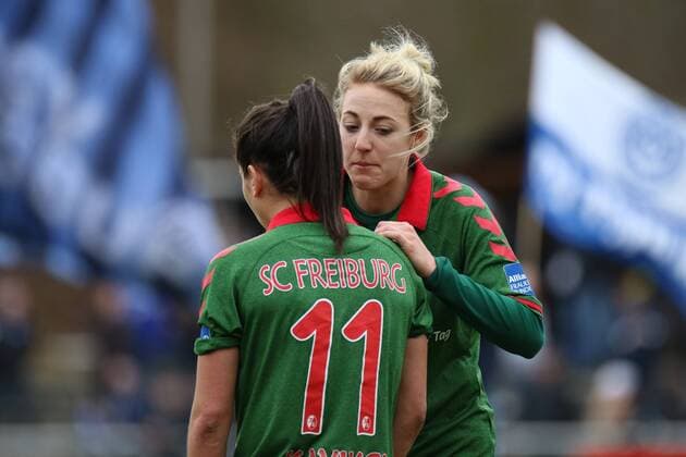 Enttaeuschung bei Hasret Kayikci ( 11, SC Freiburg) und Carolin Simon ( 30, SC Freiburg) nach dem 3:3 in Duisburg, Fussball - Damen Bundesliga - MSV Duisburg vs. SC Freiburg, Duisburg,26.02.2017, Duisburg Copyright: xBOHLA xEibner-Pressefotox EP_MBO