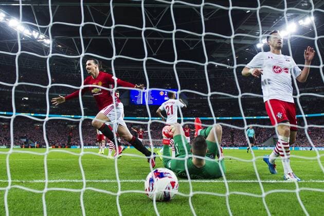 170226 Manchester Uniteds Zlatan Ibrahimovic Jubel nachdem er Kepper Fraser Forster bezwungen hat - Finale League Cup ENG - Manchester United ManU - FC Southampton den 26 februar 2017 in London.  Copyright: JOELxMARKLUND BB170226JM078