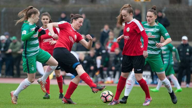 v.li.: Nina Lührßen (Luehrssen, SV Werder Bremen, 4), Birgitta Schmücker (Schmuecker, FSV Gütersloh 2009, 30), Sophia Kleinherne (FSV Gütersloh 2009, 24) und Giovanna Hoffmann (SV Werder Bremen, 17) im Zweikampf, Fussball, 2. Frauen-Bundesliga Nord, SV Werder Bremen - FSV Gütersloh 2009, xobx