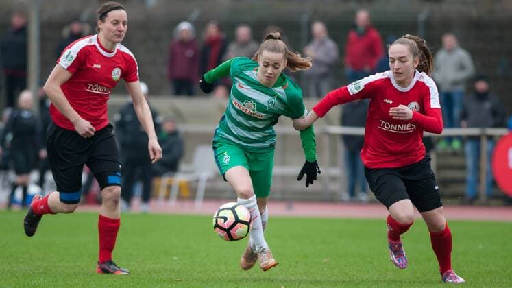 v.li.: Birgitta Schmücker (Schmuecker, FSV Gütersloh 2009, 30), Nina Lührßen (Luehrssen, SV Werder Bremen, 4) und Sophia Kleinherne (FSV Gütersloh 2009, 24) im Dreikampf, Fussball, 2. Frauen-Bundesliga Nord, SV Werder Bremen - FSV Gütersloh 2009, xobx