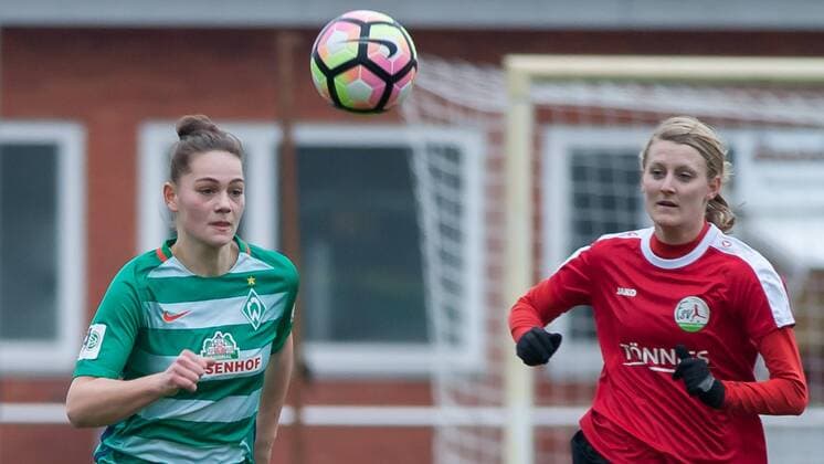 v.li.: Giovanna Hoffmann (SV Werder Bremen, 17), Marie Pollmann (FSV Gütersloh 2009, 19), Fussball, 2. Frauen-Bundesliga Nord, SV Werder Bremen - FSV Gütersloh 2009, xobx