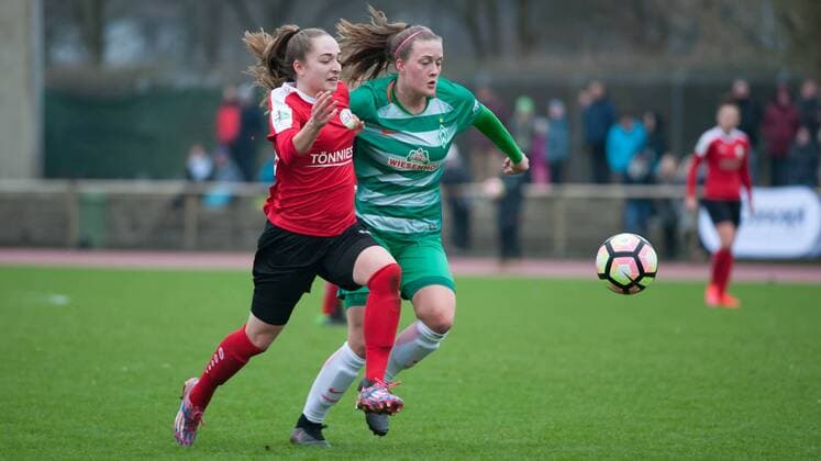 v.li.: Sophia Kleinherne (FSV Gütersloh 2009, 24) im Zweikampf mit Stefanie Antonia Sanders (SV Werder Bremen, 20), Fussball, 2. Frauen-Bundesliga Nord, SV Werder Bremen - FSV Gütersloh 2009, xobx
