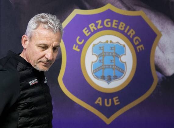 Fußball, 2. Liga, Saison 2016 2017, 22. Spieltag, FC Erzgebirge Aue - SG Dynamo Dresden, Sonntag (26.02.2017), Sparkassen Erzgebirgsstadion Aues Trainer Pavel Dotchev nach der Pressekonferenz. RM001