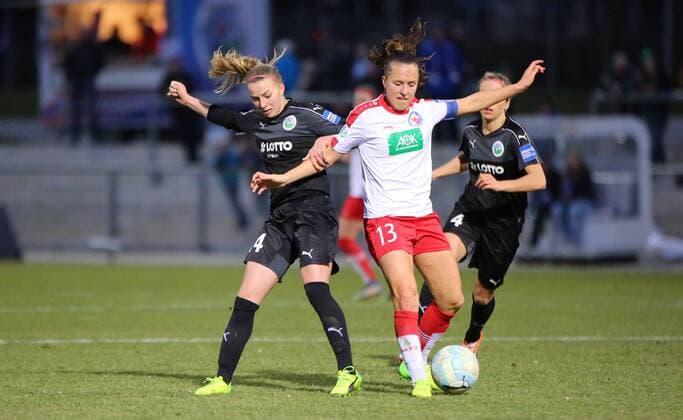 26.02.3017 xcex Frankfurt am Main, Allianz Frauen-Bundesliga Saison 2016 2017 1. FFC Frankfurt gegen Turbine Potsdam Jackie Groenen (Frankfurt) gegen Lia Wälti (Potsdam)