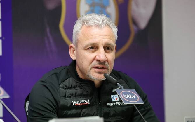 Aue, 26.02.2017, Erzgebirgsstadion, Fussball, 2.Bundesliga, 22. Spieltag , FC Erzgebirge Aue vs. SG Dynamo Dresden 1:4 (0:4) , Im Bild: Trainer Pavel Dotchev, Erzgebirge Aue, nach dem Spiel in der Pressekonferenz. ,