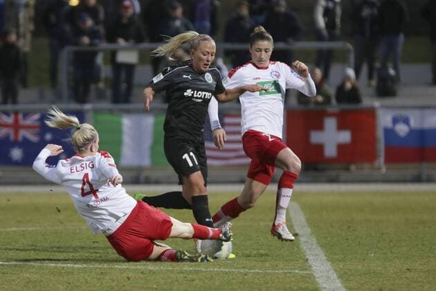 Johanna Elsig (Potsdam, 4) und Bianca Schmidt (Potsdam, 20) retten vor Mandy Islacker (Frankfurt, 11) Frankfurt am Main Copyright: xRoskaritzx Eibner-Pressefotox EP_rrz