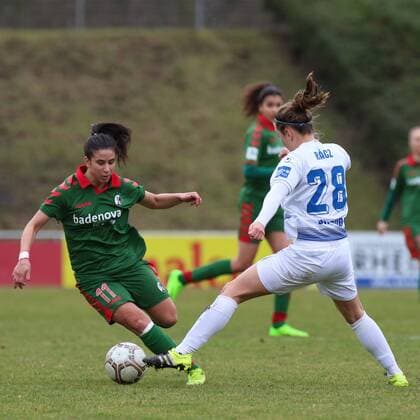 Hasret Kayikci ( 11, SC Freiburg) spielt den Ball an Zsofia Racz ( 28, MSV Duisburg) vorbei, Fussball - Damen Bundesliga - MSV Duisburg vs. SC Freiburg, Duisburg,26.02.2017, Duisburg Copyright: xBOHLA xEibner-Pressefotox EP_MBO
