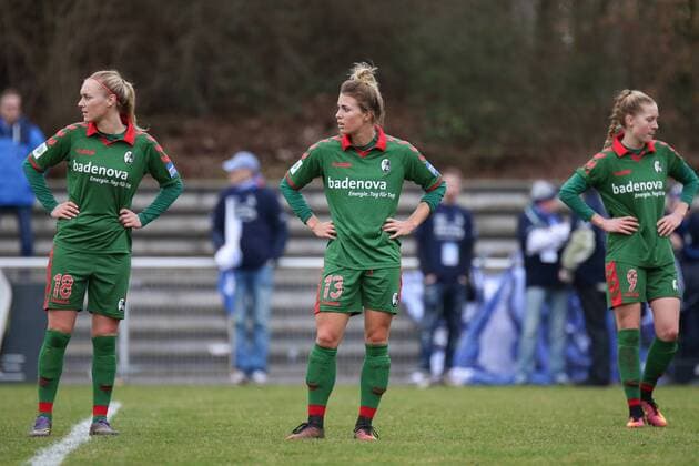 Bilder des Tages - SPORT Enttaeuschung nach Schlusspfiff bei Sarah Puntigam ( 18, SC Freiburg), Sandra Starke ( 13, SC Freiburg) und Janina Minge ( 9, SC Freiburg), Fussball - Damen Bundesliga - MSV Duisburg vs. SC Freiburg, Duisburg,26.02.2017, Duisburg Copyright: xBOHLA xEibner-Pressefotox EP_MBO