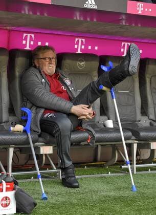 25.02.2017, Fussball 1.Liga 2016 2017, 22.Spieltag, FC Bayern München - Hamburger SV, in der Allianz-Arena München. Fitnesstrainer Giovanni Mauri (FC Bayern München) mit Bein-Verletzung und Krücken auf der Trainerbank. 