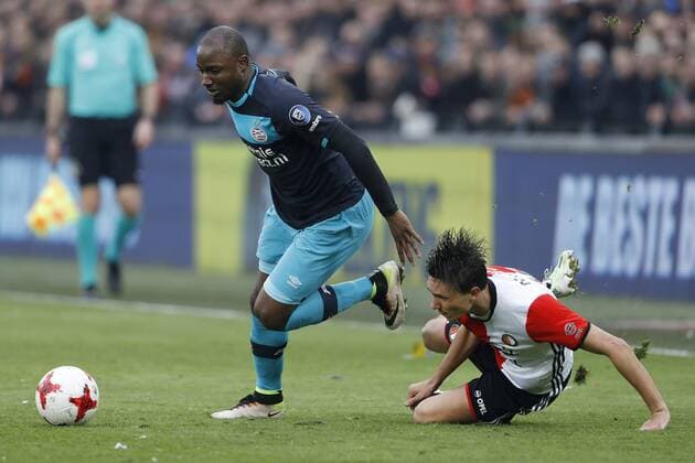 26-02-2017 VOETBAL: EREDIVISIE: FEYENOORD-PSV: ROTTERDAM Jetro Willems van PSV in duel met Steven Berghuis van Feyenoord Foto: Geert van Erven xVIxxIVx 7218069