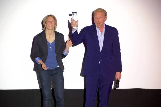 Leichtathletik Berlin 27.02.2017 BEM 2018 Leichtathletik EM 2018 in berlin Weltpremiere von Urban Records Image Film Zoo Palast Berlin Jennifer Oeser ehemalige Siebenkämpferin übergebt den Never Give Up Preis an Boris Becker tennis