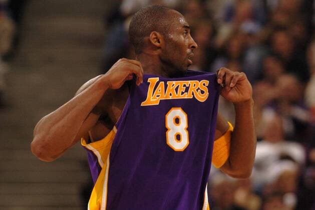 Kobe Bryant of teh Lakers, shows his composure as he walks away after being fouled by Darius Songalia of the Kings in the fourth quarter during the final minutes of the Lakers115 to 99 victory, at Arco Arena in Sacramento on Thursday, December 16, 2004. ( The Sacramento Bee ) ZUMA Press  - ZUMA MAN 20040922_aag_s76_041 Copyright: xHectorxAmezcuax