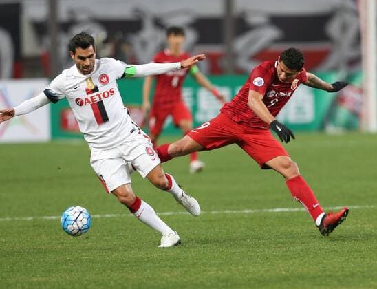 (170228) -- SHANGHAI, Feb. 28, 2017 -- Elkeson(R) of China s Shanghai SIPG FC vies with Dimas of Australia s Western Sydney Wanderers during their AFC Champions League Group F match at Shanghai Stadium in Shanghai, east China, Feb. 28, 2017. ) (wll) (SP)CHINA-SHANGHAI-SOCCER-AFC CHAMPIONS LEAGUE-SHANGHAI SIPG FC VS WESTERN SYDNEY WANDERERS(CN) DingxTing 