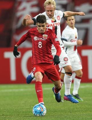 (170228) -- SHANGHAI, Feb. 28, 2017 -- Oscar (R) of China s Shanghai SIPG FC vies with Mitch Nichols of Australia s Western Sydney Wanderers during their AFC Champions League Group F match at Shanghai Stadium in Shanghai, east China, Feb. 28, 2017. ) (wll) (SP)CHINA-SHANGHAI-SOCCER-AFC CHAMPIONS LEAGUE-SHANGHAI SIPG FC VS WESTERN SYDNEY WANDERERS(CN) DingxTing 