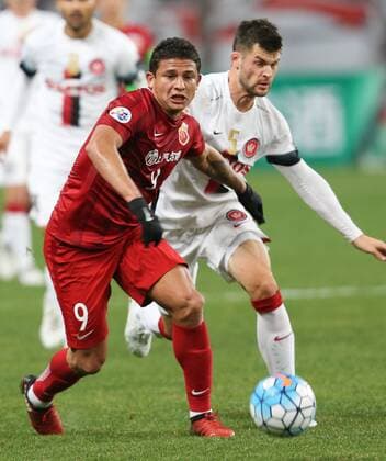 (170228) -- SHANGHAI, Feb. 28, 2017 -- Elkeson(L) of China s Shanghai SIPG FC vies with Brendan Hamill of Australia s Western Sydney Wanderers during their AFC Champions League Group F match at Shanghai Stadium in Shanghai, east China, Feb. 28, 2017. ) (wll) (SP)CHINA-SHANGHAI-SOCCER-AFC CHAMPIONS LEAGUE-SHANGHAI SIPG FC VS WESTERN SYDNEY WANDERERS(CN) DingxTing 