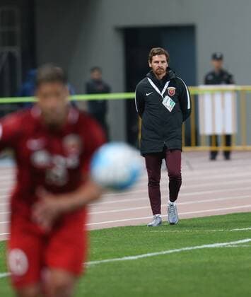(170228) -- SHANGHAI, Feb. 28, 2017 -- Andre Villas-Boas, head coach of China s Shanghai SIPG FC looks on during the AFC Champions League Group F match against Australia s Western Sydney Wanderers at Shanghai Stadium in Shanghai, east China, Feb. 28, 2017. ) (wll) (SP)CHINA-SHANGHAI-SOCCER-AFC CHAMPIONS LEAGUE-SHANGHAI SIPG FC VS WESTERN SYDNEY WANDERERS(CN) DingxTing 