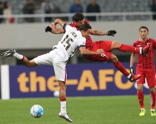 (170228) -- SHANGHAI, Feb. 28, 2017 -- Elkeson (R) of China s Shanghai SIPG FC vies with Kearyn Bacchus of Australia s Western Sydney Wanderers during their AFC Champions League Group F match at Shanghai Stadium in Shanghai, east China, Feb. 28, 2017. ) (wll) (SP)CHINA-SHANGHAI-SOCCER-AFC CHAMPIONS LEAGUE-SHANGHAI SIPG FC VS WESTERN SYDNEY WANDERERS(CN) DingxTing 