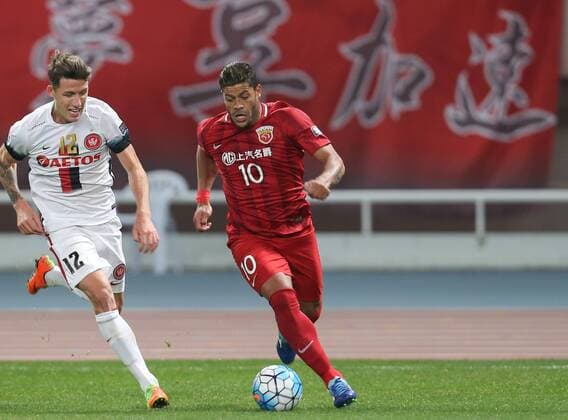 (170228) -- SHANGHAI, Feb. 28, 2017 -- Hulk (R) of China s Shanghai SIPG FC vies with Scott Neville of Australia s Western Sydney Wanderers during their AFC Champions League Group F match at Shanghai Stadium in Shanghai, east China, Feb. 28, 2017. Shanghai SIPG FC won 5-1. ) (wll) (SP)CHINA-SHANGHAI-SOCCER-AFC CHAMPIONS LEAGUE-SHANGHAI SIPG FC VS WESTERN SYDNEY WANDERERS(CN) DingxTing 
