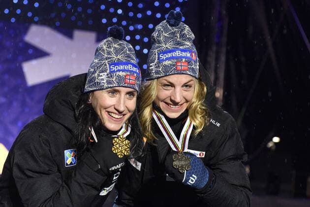 Ski Nordisch, WM in Lahti, Siegerehrung 10km Langlauf der Damen am Abend Marit Björgen, Norge und Astrid Uhrenholdt Jacobsen, Norge 10km klassisch Lahti.  BB170228CS183