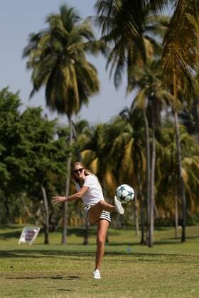 Bilder des Tages - SPORT French tennis player Kristina Mladenovic participates in a footgolf game as part of the leisure activities of the Mexico Tennis Open in Acapulco, Guerrero, Mexico, 28 February 2017. MEXICO TENIS OPEN !ACHTUNG: NUR REDAKTIONELLE NUTZUNG!  Copyright: xJoséxMéndezx MEX001 20170228-636239130594631219
