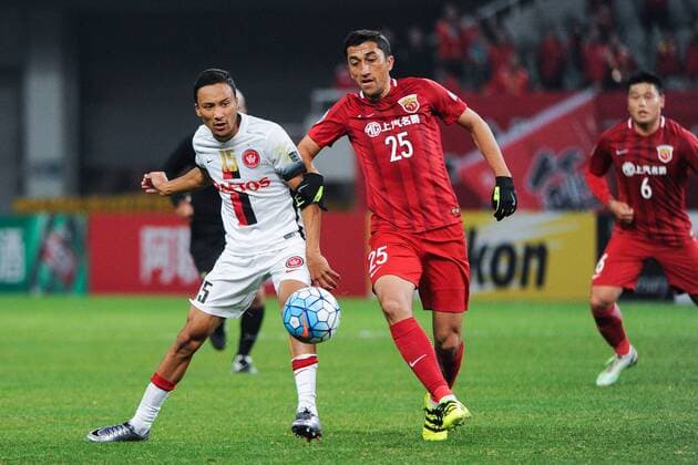 Uzbek football player Odil Ahmedov of China s Shanghai SIPG, right, challenges Kearyn Baccus of Australia s Western Sydney Wanderers FC in a Group G match during the 2017 AFC Champions League in Shanghai, China, 28 February 2017. Brazil striker Hulk put in an incredible performance ¡ª scoring the opener two minutes after kick-off and had a hand in three other goals ¡ª as Shanghai SIPG romped to a 5-1 victory over Western Sydney Wanderers in their AFC Champions League match in Shanghai Tuesday (28 February 2017) night. The victory allowed Andre Villas-Boas¡¯ team to go joint top of Group F on six points alongside Urawa Red Diamonds which beat FC Seoul 5-2 in an earlier match. Incredible Hulk fires 5-star SIPG  pbu584339_15