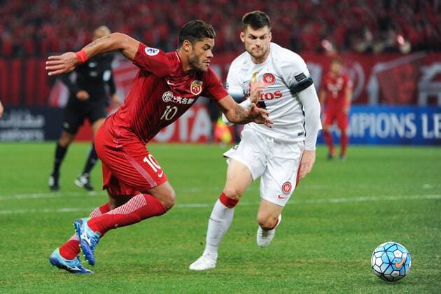 Brazilian football star Givanildo Vieira de Sousa, left, better known as Hulk, of China s Shanghai SIPG, challenges a player of Australia s Western Sydney Wanderers FC in a Group G match during the 2017 AFC Champions League in Shanghai, China, 28 February 2017. Brazil striker Hulk put in an incredible performance ¡ª scoring the opener two minutes after kick-off and had a hand in three other goals ¡ª as Shanghai SIPG romped to a 5-1 victory over Western Sydney Wanderers in their AFC Champions League match in Shanghai Tuesday (28 February 2017) night. The victory allowed Andre Villas-Boas¡¯ team to go joint top of Group F on six points alongside Urawa Red Diamonds which beat FC Seoul 5-2 in an earlier match. Incredible Hulk fires 5-star SIPG  pbu584339_09