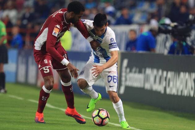 Tuzos player Hirving Lozano (R) in action against Dave Myrie (L) Saprissa, during their soccer match between Tuzos of Pachuca and Saprissa of Costa Rica, of the Concacaf Champions League, held at the Hidalgo stadium in Pachuca, Mexico, on 28 February 2017. TUZOS VS SAPRISSA !ACHTUNG: NUR REDAKTIONELLE NUTZUNG!  Copyright: xDavidxMartinezxPelcastrex MEX02 20170301-636239431672718855