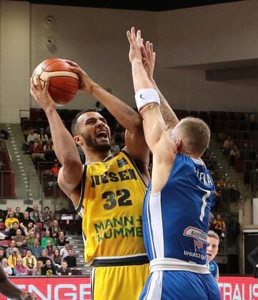 01.03.2017, Deutschland, Ludwigsburg, CL PlayoffsMHP RIESEN Ludwigsburg vs. BC Neptunas Saison 2016 2017: v.l. Chad Toppert (MHP) Martynas Mazeika (BC)